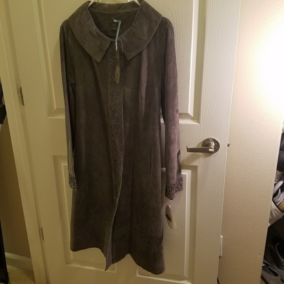 Lady's coat - Picture 2 of 4